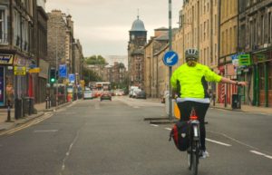 Syklist i Edinburghs gater